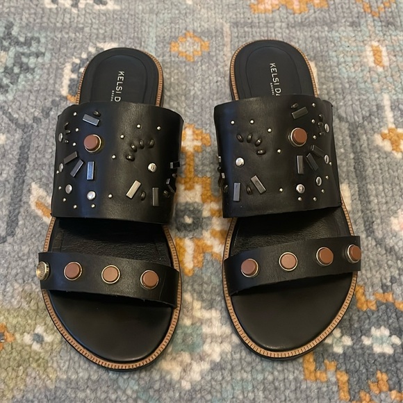 Kelsi Dagger
Black slides - Picture 1 of 4